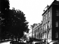 1973-1439 Bejaardentehuis aan de Oostervantstraat vanaf de hoek van de Hennewierstraat.