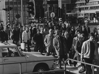 1973-1533 Overstekende voetgangers op het Hofplein.Op de achtergrond de Coolsingel.