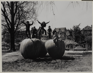 1973-1573A Spelende jeugd op de houten appels van Cees Franse aan de Heemraadssingel, door de Overzeese Gas- en ...