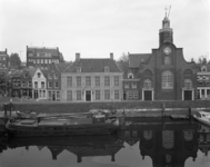 1973-1762 Gezicht op het gerestaureerde stadhuis van Delfshaven en de Oude Kerk aan de Aelbrechtskolk.