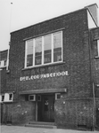 1973-1766 Dr. H. Colijnschool, bijzondere school voor GLO en Kleuterschool aan de Korfmakersstraat. De hoofdingang.