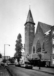1973-1978 Gereformeerde kerk (Tidemanskerk) aan de Tidemanstraat 12.