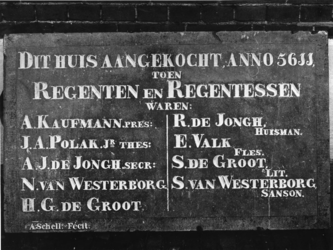 1973-399 Gevelsteen van een pand voor een Israëlitische weeshuis (1851) met de namen van begunstigers, regenten en ...