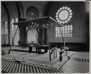 1973-411 Interieur van de Sint-Franciscus van Assisikerk in de Paul Krugerstraat. Het koor en de kansel.
