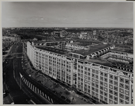 1973-488 Het Groothandelsgebouw aan het Weena en omgeving, gezien vanaf het Bouwcentrum aan het Weena en het Kruisplein ...