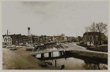 1973-511 Panden op de Havendam en de Oosterkade in Oud-Beijerland, gezien vanaf de Bierkade.