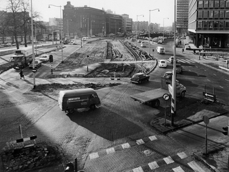 1973-542 Wegwerkzaamheden aan de Blaak in verband met de aanleg van de metro (lijn Centrum-Oost).