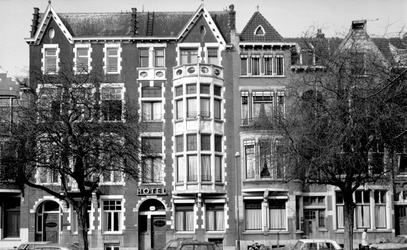 1973-689 Huizen nummers 193-197 aan de westzijde van de Heemraadssingel. In het midden bevindt zich Hotel Snoek & Zn. ...