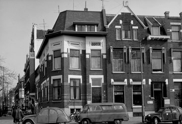 1973-757 Huizen nummers 128, 130 en 132 aan de oostzijde van de Heemraadssingel. Links de 2e Middellandstraat.