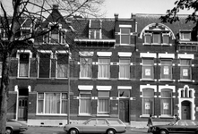 1973-760 Huizen nummers 134, 136, 138 en 140 aan de oostzijde van de Heemraadssingel. In het midden Huiszorg vereniging ...
