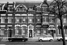 1973-761 Huizen nummers 138, 140 en 142 aan de oostzijde van de Heemraadssingel. Links Huiszorg vereniging voor ...