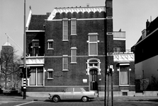 1973-786 Huis nummer 234 aan de oostzijde van de Heemraadssingel. Op de achtergrond links Kerk van de H. Laurentius en ...