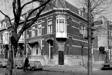 1973-801 Hoekhuis nummer 280 aan de oostzijde van de Heemraadssingel en de Hondiusstraat.