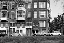 1973-808 Huizen nummers 310, 312 en 314 aan de oostzijde van de Heemraadssingel. Rechts hotel X bij De Vliegerstraat.