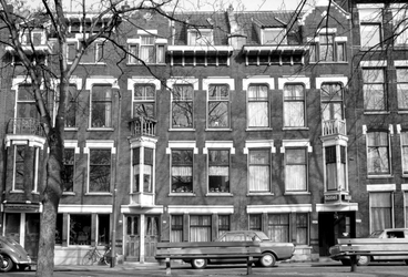 1973-812 Huizen nummers 320, 322 en 324 aan de oostzijde van de Heemraadssingel met hotel Vernon.