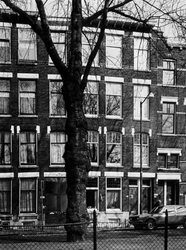 1973-813-EN-814 Huizen nummers 324, 326, 328 en 330 aan de oostzijde van de Heemraadssingel met hotel Vernon.