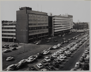 1973-88 Grote parkeerplaats op de Westblaak, vanuit het oosten. Links de Boomgaardsstraat en rechts in de achtergrond ...