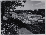 1973-953 De fundering van de in aanbouw zijnde kinderkliniek Beatrix-Irene in de Aarnoudstraat in Charlois.