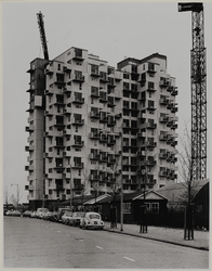 1973-965 Het bejaardenhuis Siloam aan de Kruisnetlaan in Hoogvliet in aanbouw.