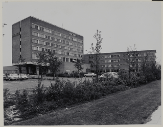1973-983 Verpleegtehuis en verzorgingscentrum Antonius IJsselmonde gezien vanaf de Adriaan Volkerlaan, uit het noorden.