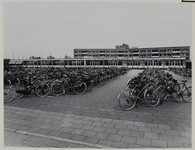 1973-984 Plein met een groot aantal geparkeerde fietsen voor een school aan de Groene Tuin in IJsselmonde. Op de ...