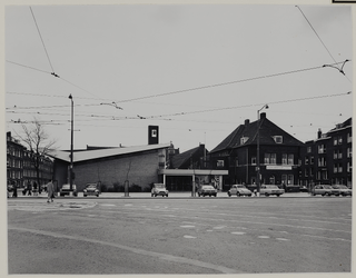 1973-989 De Rooms-Katholieke Nicolaaskerk aan de Mathernesserdijk 113 met rechts daarvan het wijkcentrum Spangen, uit ...