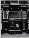 1973-994 't Winkeltje van Ansje van Brandenburg, café-chantant en cabaretotheek aan Nieuwe Binnenweg 57 in het Oude Westen.