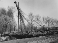 1974-1068 Werknemers op een drijvende heistelling in de Boezem, ter hoogte van de Kerhoflaan.
