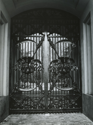 1974-1156 Monumentaal toegangshek in de poort van de Algemene begraafplaats Crooswijk aan de Crooswijkse bocht nr. 30.