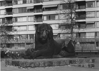 1974-1198 De stenen leeuw voor het Florence Nightingalehof aan de Maasboulevard, uit het zuiden.