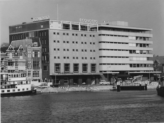 1974-1227 Econosto , bedrijfspand op de hoek van de Infirmeriestraat, Admiraliteitskade 75, uit het zuidwesten.