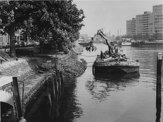 1974-1233 Herstel kademuren aan de Admiraliteitskade. Verwijderen van stenen van de ingezakte kademuren. Links het gemaal.