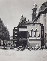1974-1236 De Coolsingel met een vestiging van fast-foodketen Mc Donald's voor het postkantoor (rechts), op de ...