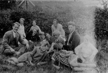1974-1291 Groepje personen op de foto, onder wie mejuffrouw C.C. Wilbrenninck aan de Hoflaan.