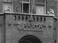 1974-1404 Geveldetail boven de toegang van het Sparta kasteel aan de Spartastraat.