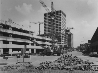 1974-1418 Bouw van parkeergarage en derde kantoorflat Van Overbeek bij de Galvanistraat. Gezien uit de Benjamin ...
