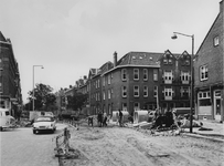 1974-1505 Schippersstraat wordt opengebroken in verband met rioleringswerkzaamheden. Rechts de Blokmakersstraat.
