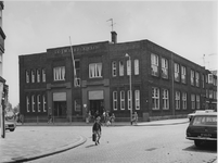 1974-1515 Dr. J. Woltjer scholen aan de Catharina Beersmanstraat. Op de voorgrond het Bospolderplein. Links de 1e ...