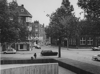 1974-1521 Het Bospolderplein met op de achtergrond Dr. J. Woltjerscholen. Rechts de Albregt Engelmanstraat. In het ...