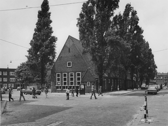 1974-1536 Bruijnstraat met de achterzijde van de openbare Montessorischool. Links de Korte Bruijnstraat met op de ...
