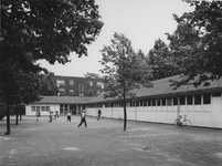 1974-1541 Noodscholen aan de Rosener Manzstraat met spelende kinderen op het schoolplein.