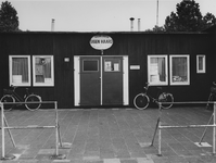 1974-1545 Toegang van het clubhuis Eigen haard, dienstencentrum Delfshaven aan de Grote Visserijstraat nummer 118.