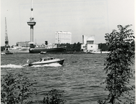 1974-1907 Patrouilleboot van de rivierpolitie op de Nieuwe Maas. Op de achtergrond het ventilatiegebouw van de ...