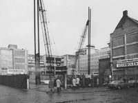 1974-205 Hennekijnstraat met het heiwerk op het terrein van de voormalige Sint Luciaschool, op de hoek van de Aert van ...