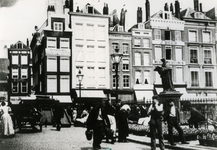 1974-2071 De Grotemarkt met het standbeeld van Erasmus, het Steiger en links de Wijde Marktsteeg.