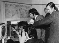 1974-249 Interieur van het radarstation aan de Lekstraat/Lekhaven. Uitleg van de werking o.a. aan wethouder H.J. ...