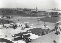 1974-547 Vliegveld Waalhaven: Militaire Fokker vliegtuigen op het vliegveld. Op de achtergrond de Waalhaven en ...