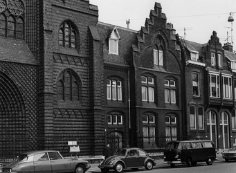 1974-672 De pastorie van de rooms-katholieke kerk de Allerheiligste Verlosser aan de Goudse Rijweg.
