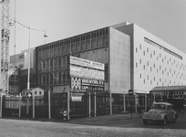 1974-802 De parkeergarage van de Bijenkorf in aanbouw aan de Aert van Nesstraat.
