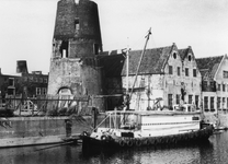 1974-805 Restant van de molen De Distilleerketel aan de Achterhaven, gezien vanaf het terrein van de H.E.T. aan de ...